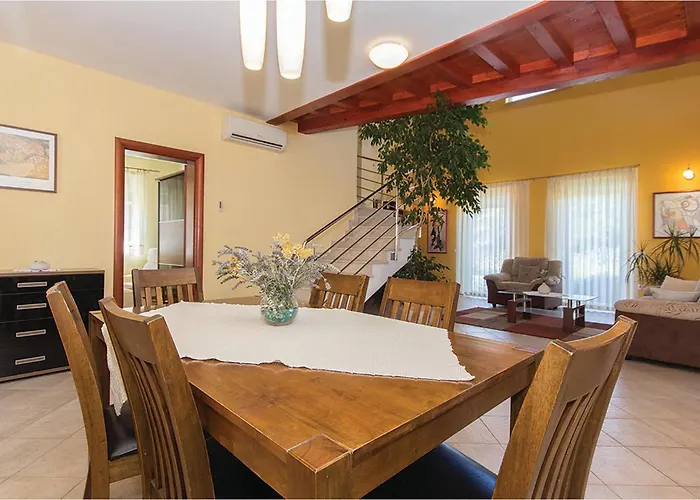 Volme Semesterbostad Pula